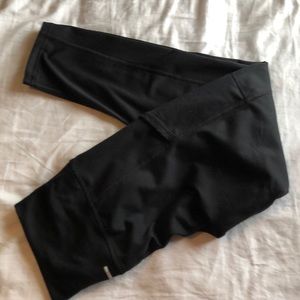 Black fleece pocket leggings.